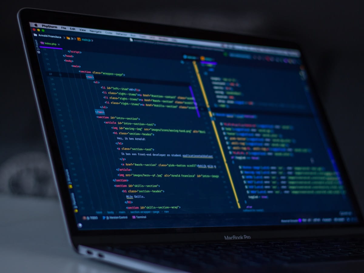 Desarrollador trabajando en código y software a medida